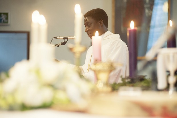 17-Traditional-church-wedding-ceremony-candles-Couple-Photography-weddingsonline