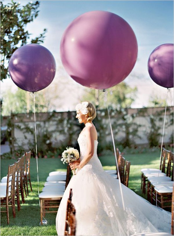 https://www.weddingsonline.ie/blog/wp-content/uploads/2017/12/purple-balloons-bridal-entrance-wedding-ceremony-decor.jpg